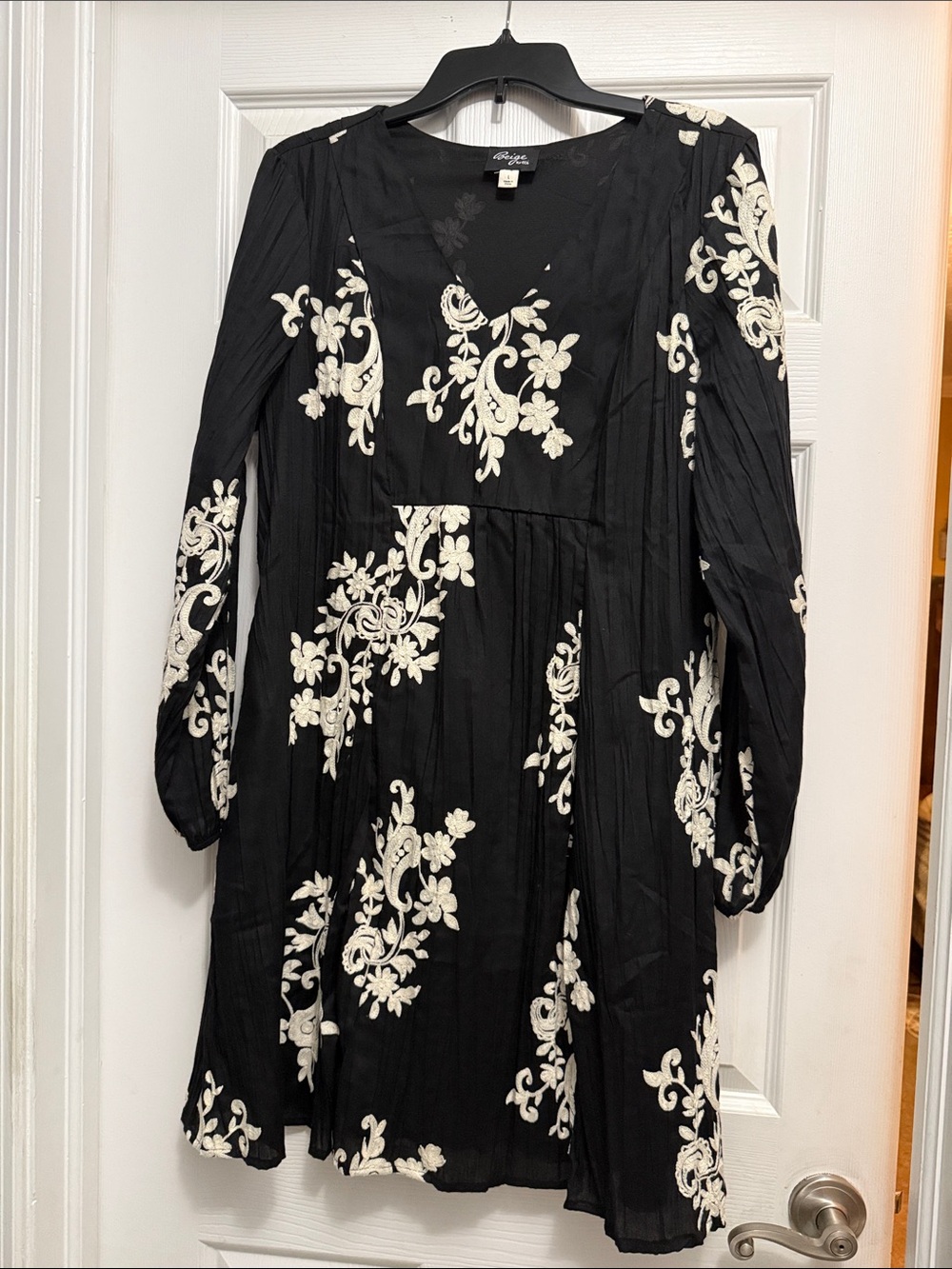 Beige by eci Black Dress with Cream Floral Embroidery - Long Sleeve V-Neck Sz L
